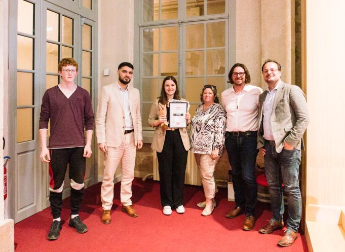 Célia Costes (au centre) en compagnie de ses tuteurs. (Photo : France Qualité)