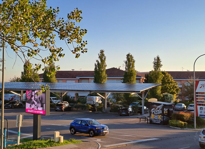 Aménagement des 70 places de parking de l’Intermarché de Ramonville-Saint-Agne en ombrières photovoltaïques. (Photo Crédit Agricole Toulouse 31)