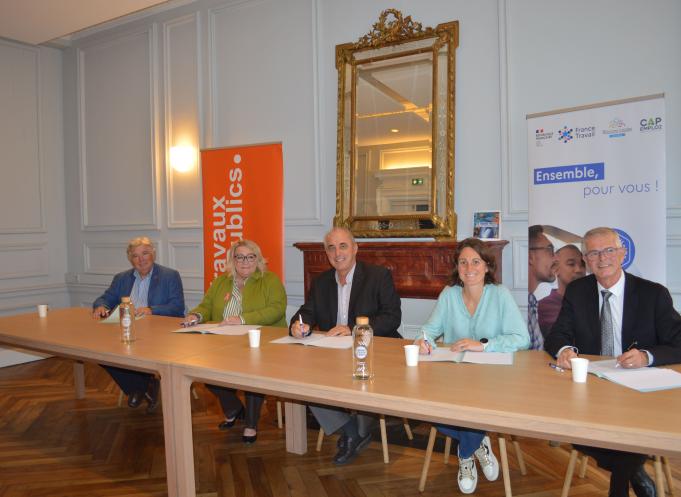 Ce lundi 20 octobre, la Fédération des Travaux Publics Occitanie, France Travail, l’Association Régionale des Missions Locales d’Occitanie (ARML) et Cheops Occitanie – Réseau des Cap Emploi ont signé un accord-cadre de trois ans pour répondre à un défi majeur : soutenir les entreprises de travaux publics face aux besoins de recrutement et aux mutations environnementales et technologiques du secteur. (Photo Fédération des Travaux Publics Occitanie)