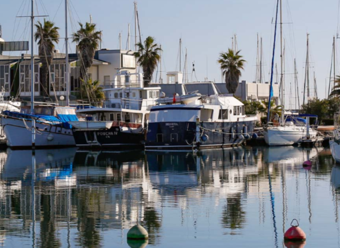 Avec 1 300 anneaux à flot et des équipements de pointe, le port de Canet-en-Roussillon, capitale du catamaran et du refit en Méditerranée, s’appuie sur un pôle nautique d’une quarantaine d’entreprises leaders comme Catana Group, Bénéteau ou Windelo. (Photo Sillages)