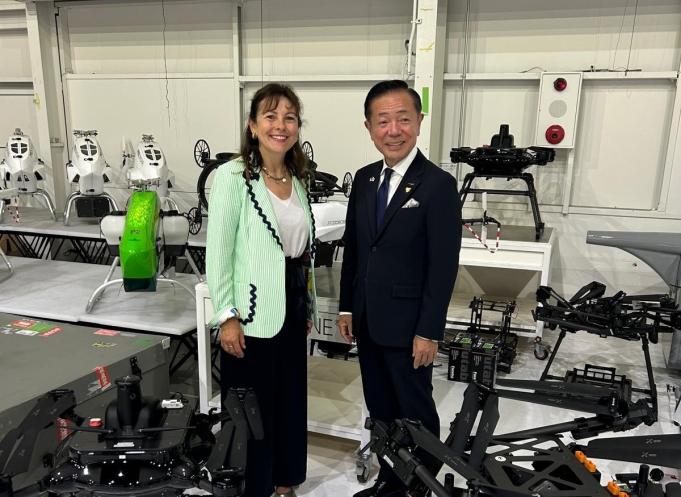 Carole Delga, présidente de la Région Occitanie / Pyrénées-Méditerranée et Shunsuke Toya, CEO et president de Prodrone. (Photo Région Occitanie)