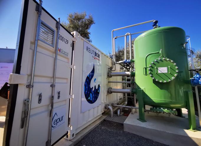 Après traitement, une partie des eaux usées de la station d’épuration de Narbonne-Plage, du Grand Narbonne, sert à irriguer environ 80 ha de vignes de la Clape. Le pilotage de l’irrigation goutte à goutte est assuré via l’application Andromède d’Aquadoc (Pézenas) et 13 mini-bornes.