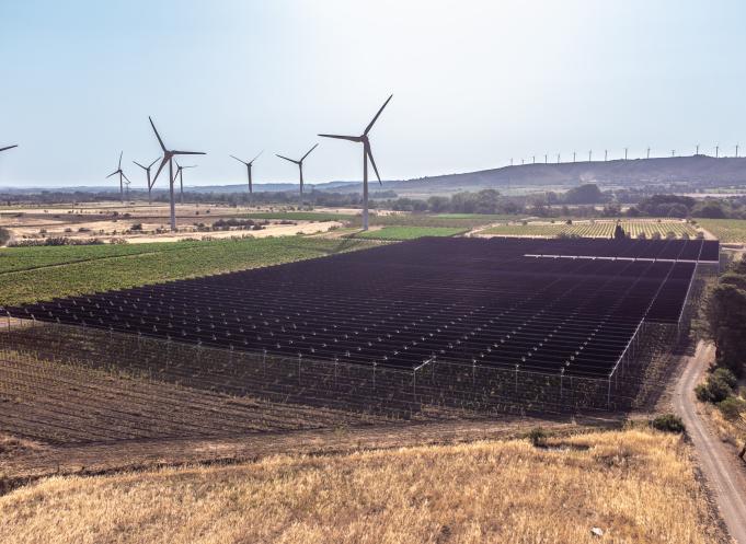 Le succès de ce projet repose également sur une chaîne d’acteurs spécialisés. Des modules photovoltaïques aux structures mobiles, en passant par les onduleurs, l’EPC ou encore la conduite de chantier, chaque partenaire a contribué à faire émerger une infrastructure innovante, pensée pour durer et évoluer. (Photo Angel Salazar)