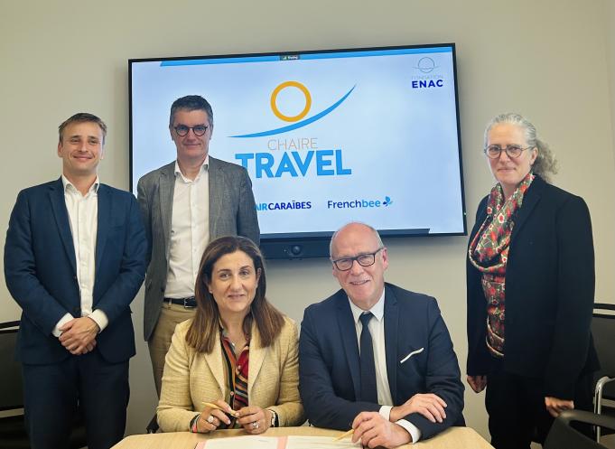 De gauche à droite : Alexandre Fouet (directeur du développement fondation Enac), Stéphane Sié (directeur des programmes Air Caraïbes & French Bee), Christine Ourmières-Widener (PDG d’Air Caraïbes et présidente de French bee (assise), Olivier Chansou (directeur général de l'Enac, assis) et Estelle Malavolti (titulaire de la chaire). (Photo : Chaire Travel)