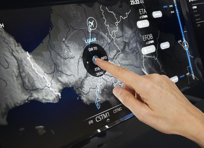 Thales met au point des solutions d'optimisation de l'espace aérien © Avionics2020_tactile_screen_and_hand_copyright_ Thales