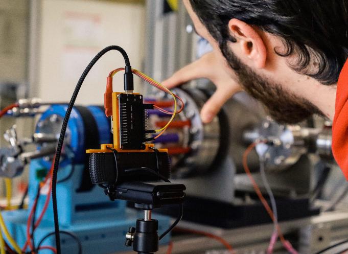 Derrière ce test de propulsion, une ambition : développer un véhicule capable de prolonger la vie des satellites et de retirer des débris spatiaux. (Photo OSMOS X) 