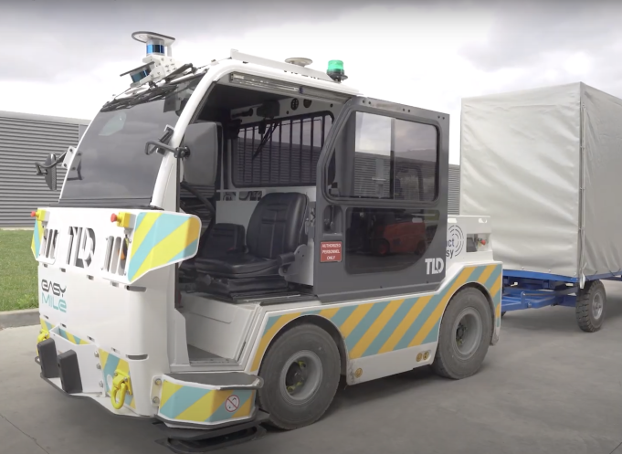 Le tracteur de remorquage autonome EZTow, développée par la co-entreprise TractEasy, dont fait partie le Toulousain EasyMile, va être utilisé par Bosch dans l'une de ses usines en Roumanie. (Photo : TractEasy)