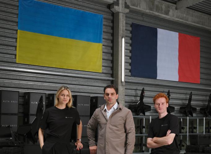 De gauche à droite : Victoire Solly, directrice de cabinet du directeur général d’Alta Ares, Hadrien Canter, directeur général et cofondateur d’Alta Ares, et Stanislas Walch, directeur des opérations d’Alta Ares. (Photo Alta Ares)