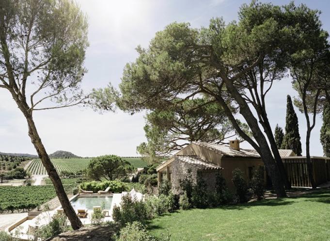 La villa Soleilla et ses 11 suites de luxe complètent la nouvelle offre hôtellerie au Château de l'Hospitalet (Aude). Crédit : Soufiane Zaidi. 