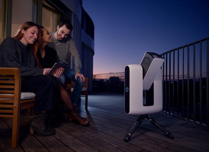 Le téléscope développé par Vaonis en situation sur un balcon. 