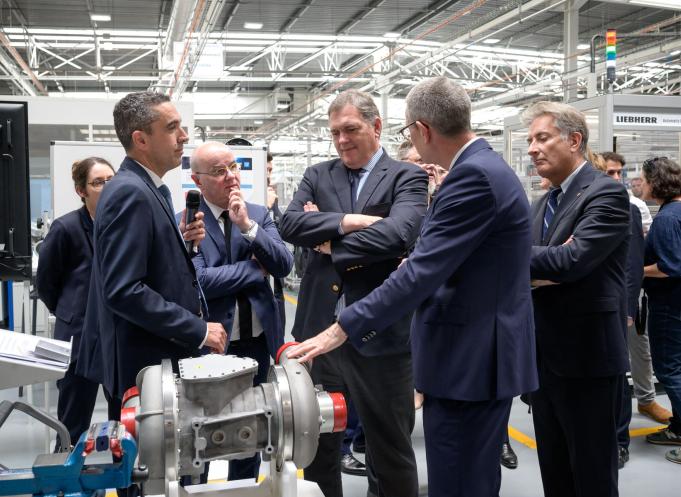 Derrière cette visite ministérielle, un enjeu majeur : accompagner la montée en cadence industrielle, renforcer les capacités de production et préparer les futures générations d’avions. (Photo Liebherr-Aerospace) 