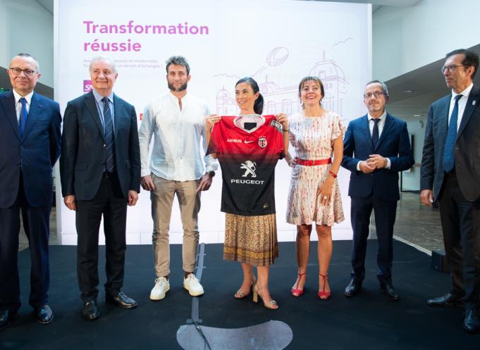 L'ancien ailier international du Stade Toulousain Maxime Medard a remis un maillot du Stade Toulousain à Marlène Dolveck, directrice générale de SNCF Gares & Connexions. (Photo : Agence Madame Kotoba)