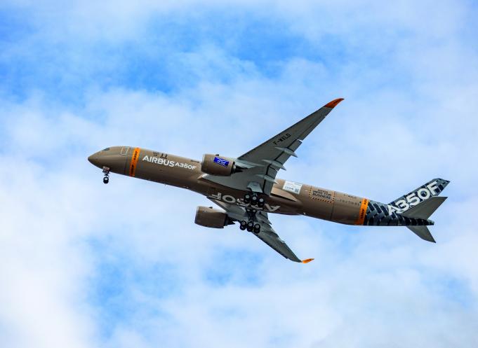 Avec jusqu’à 111 tonnes de charge utile et 8 700 kilomètres d’autonomie annoncés, l’avionneur vise le fret long-courrier. Le programme totalisait déjà 115 commandes à fin août 2026. (Photo Airbus)