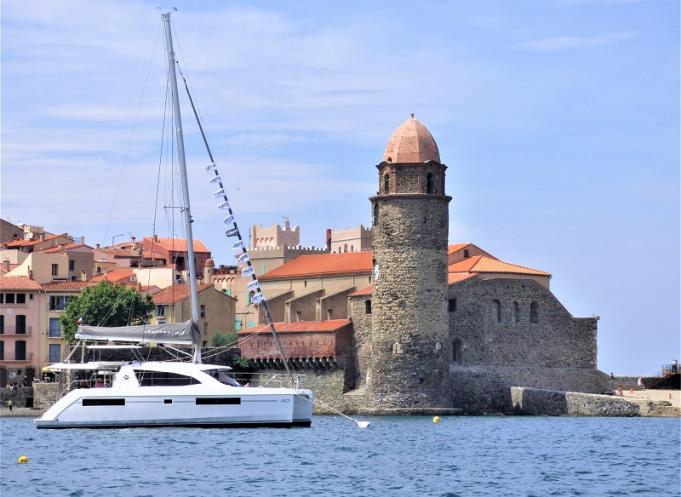 Le yacht Ferreti dans la baie de Collioure