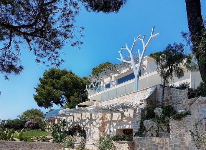  Les arbres en métal ont été réalisés par France Résille, dans une villa à Saint-Jean-Cap-Ferrat. ©France Résille.