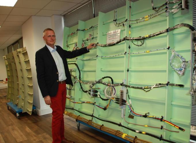  Ludovic Cardine, directeur du SDC, devant un panneau de câblage installé dans la grande salle de travaux pratiques du centre.