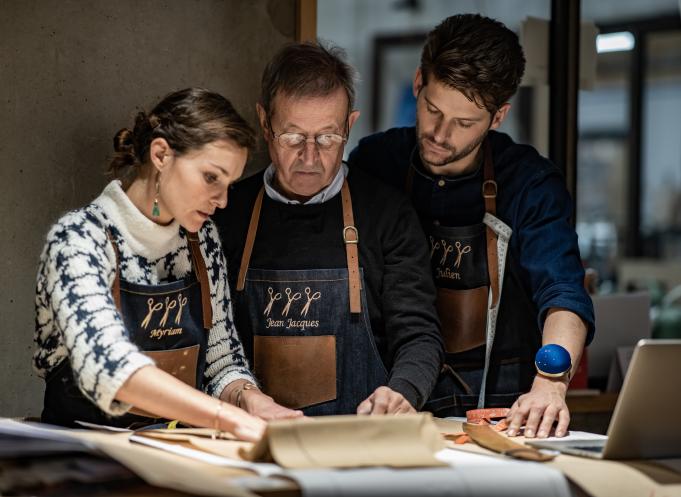 Myriam et Julien Tuffery, PDG de l'Atelier Tuffery, entourent Jean-Jacques Tuffery, maître tailleur-confectionneur. (Photo Atelier Tuffery)