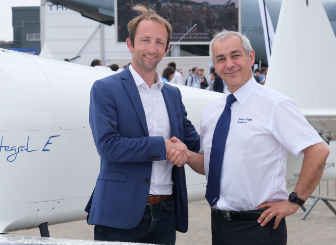 Jérémy Caussade, président d'Aura Aero, et Jean Longobardi, président d'Airbus Flight Academy Europe, ont signé un accord autour de la décarbonation dans la formation des pilotes. (Photo : Aura Aero)