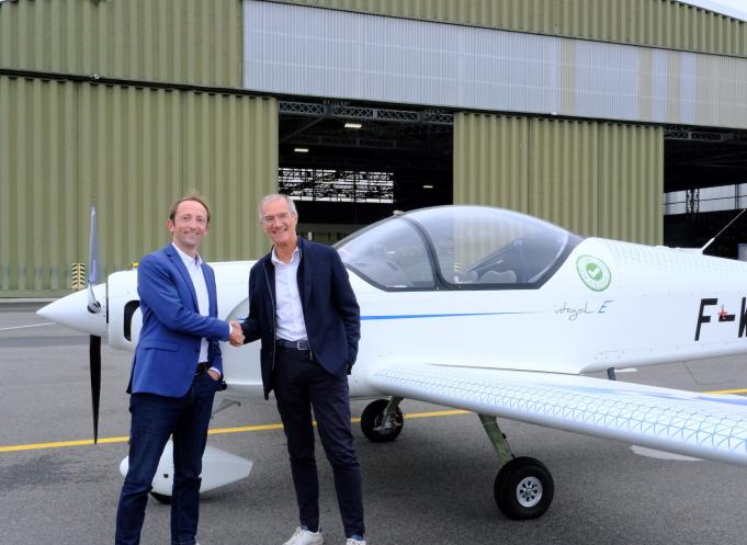 Jérémy Caussade, président d’Aura Aero, et Sylvain Vidal, directeur de l‘action régionale EDF en Occitanie. © Aura Aero