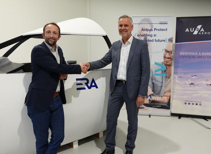 Jérémy Caussade, CEO d'Aura Aero (à gauche) et Thierry Racaud, CEO d'Airbus Protect (àdroite). (Photo : Aura Aero)