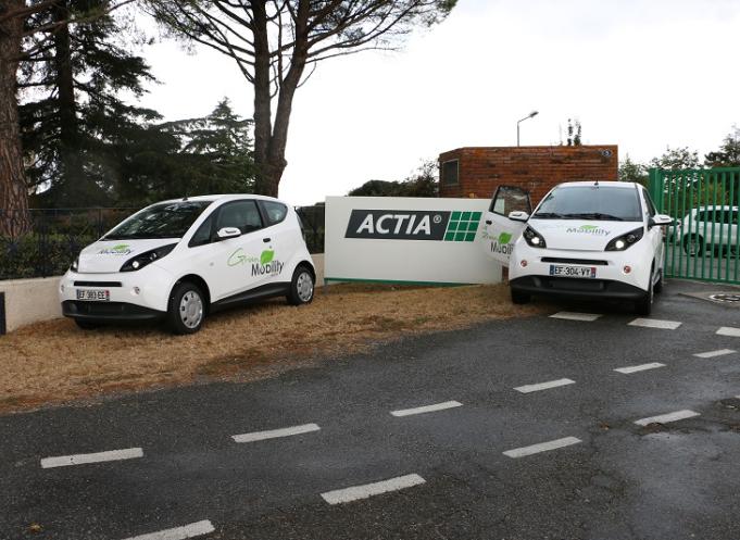 Les deux Bluecar qui font la navette entre le siège de Pouvourville et l'usine de Colomiers