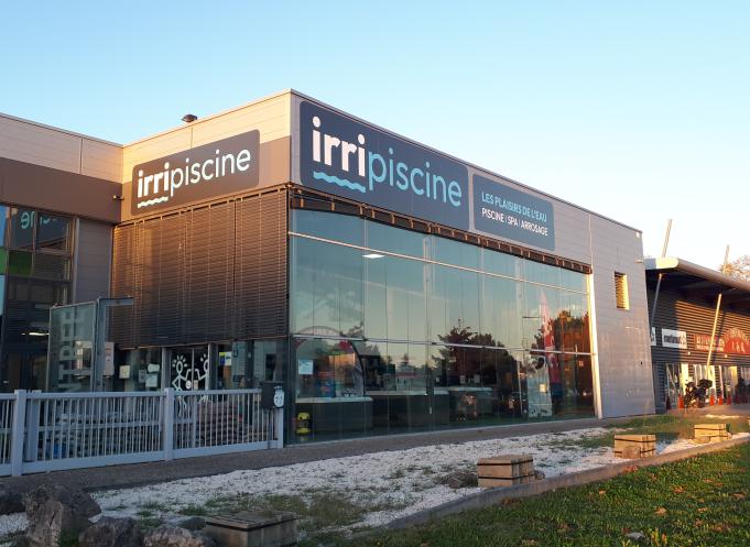 A partir du jeudi 5 décembre 2024, l’ensemble des magasins du réseau adopte le nouveau nom Irripiscine by Irrijardin. (Photo : Irripiscine)