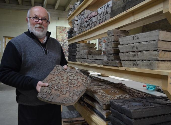 Jean-Claude Bordes présente les plaques d'impression datant du 19ème siècle