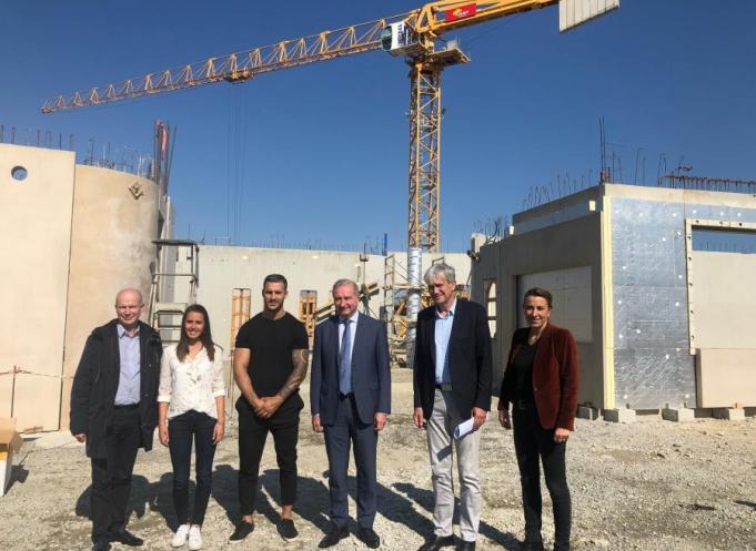 Visite du chantier d'excellence du groupe scolaire Alphand Meitner en présence de Jean-Luc Moudenc, président de Toulouse Métropole et des ambassadeurs Sofiane Guitoune (rugbyman) et Mathilde Beccera (escaladeuse). 