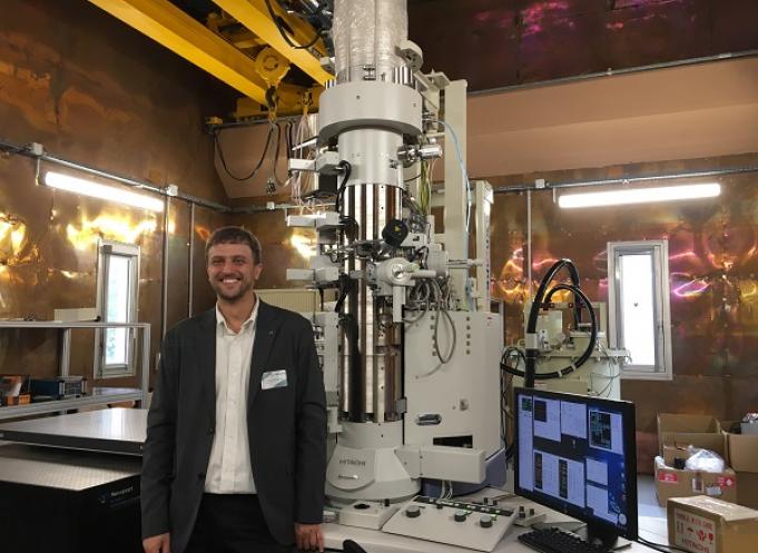 Florent Houdelier, Cemes-CNRS, devant le nouveau microscope.