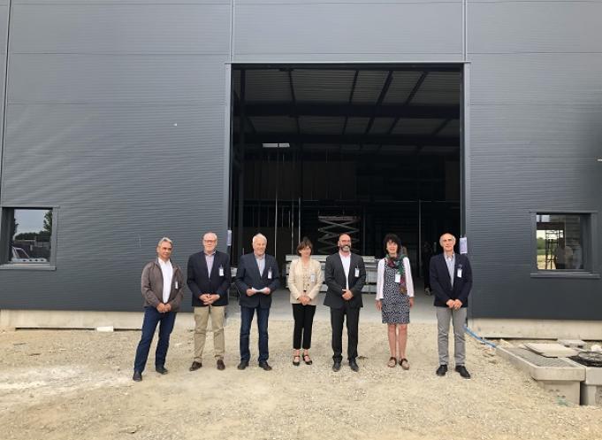 Visite du chantier du nouveau site de MAP Coatings à Mazères. Les élus  des collectivités ariégeoises, la préfète de l'Ariège Chantal Mauchet, le président de l'Agence Ariège Attractivité Gérard Lousteau, étaient présents à la présentation menée par le directeur de l'entreprise, Olivier Guillaumon. 