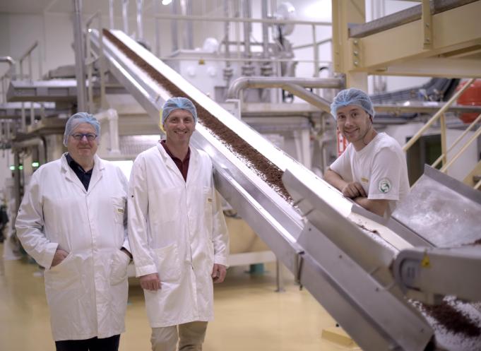 Inaugurée en 2021, la chocolaterie fabrique 20 millions de tablettes par an. (Photo Ethiquable)