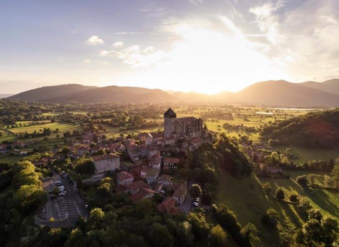 La plateforme Job en Comminges met en synergie les acteurs économiques du sud de la Haute-Garonne (ici Saint-Bertrand-de-Comminges). (Photo : Destination Comminges Pyrénées)