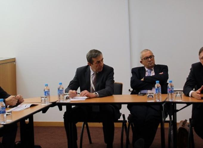 De g. à d. : Jean-Luc Maté (VP stratégie et développement chez Continental Automotive), Raja Chatila (directeur de l’ISIR – UPMC), Jacques Graizon (président de la SIA), Joseph Sifakis (directeur de recherche au CNRS – laboratoire Verimag et coprésident général du congrès), Pascal Traverse (responsable de la recherche sur l’autonomie chez Airbus), Alexandre Corjon (VP – France des systèmes électriques et électroniques  chez Alliance Renault – Nissan Global et coprésident général du congrès).