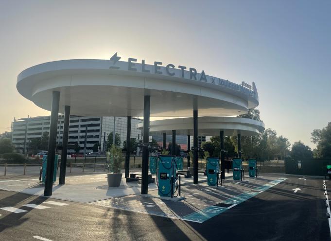 Cette station de l'aéroport Toulouse-Blagnac est intégralement alimentée par de l’énergie verte. (Photo : Electra)