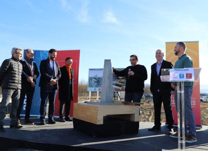 Pose de la première pierre du futur data centre du Comminges en présence des élus et de l'entreprise Prosoluce, début janvier 2023. (Photo : la 5C)