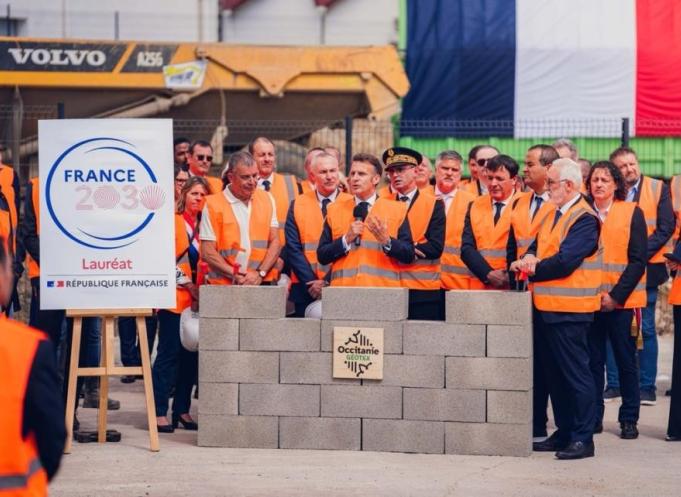   Steven Perron (président Groupe Magellim), Alexandre Toussaint (directeur innovation et développement Groupe Magellim), Victor Lamego (fondateur Occitanie Géotex), Emmanuel Macron (Président de la République), présents au lancement de la construction de l’outil industriel d’Occitanie Géotex le 27 avril 2026 - Laroque d’Olmes (Ariège). (Photo Région Occitanie)