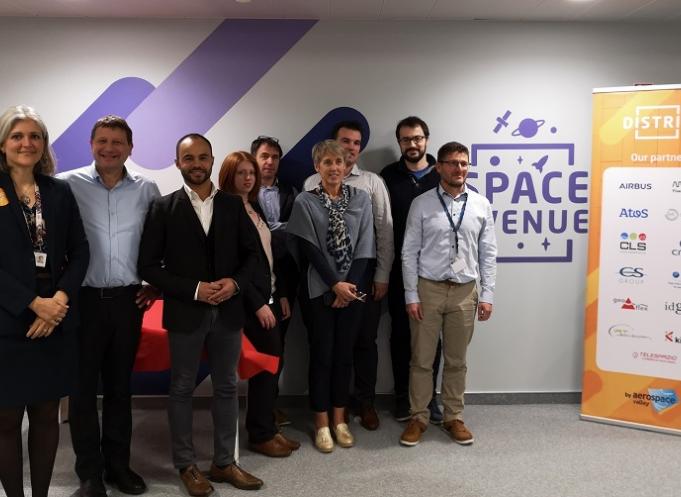 Christa BARDOT, coordinatrice de District, Philippe LATTES, responsable de la Filière Espace chez Aerospace Valley, et une partie des entreprises membres de District