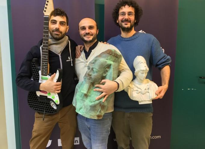 Ghuilem Peres Franck Liguori et Hugo Flye-Sainte-Marie, les trois associés d’eMotion Tech, portent des objets réalisés par les machines 3D d’eMotion Tech
