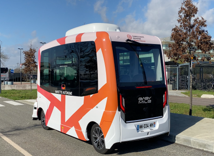 La navette EZ10 d'EasyMile actuellement en circulation sur le parc de l'Oncopole à Toulouse. Crédit : EasyMile. 