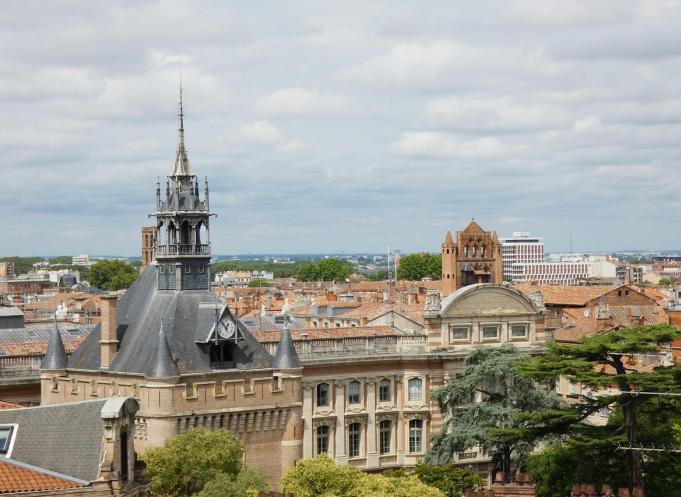 Après plusieurs années de ralentissement, le marché immobilier semble reprendre des couleurs en Haute-Garonne en 2025. Les volumes de transactions repartent à la hausse dans l’ancien et sur les terrains à bâtir, signe d’un retour progressif de la confiance des ménages. (Photo Pixabay)