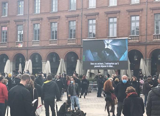 happening "Jesuisnonessentiel" organisé ce vendredi 6 novembre place du Capitole à Toulouse.