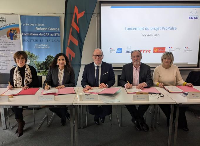 Signature de la convention de lancement, de gauche à droite : Katy Dufour, proviseure du Lycée Roland Garros, Maria Teresa Pedra Bruñó, directrice des ressources humaines d’ATR, Olivier Chansou, directeur général de l’ENAC, Jean-Noël Laval, directeur de la Fondation ENA, Gisèle Estival, proviseure du Lycée Eugène Montel. (Photo Enac)