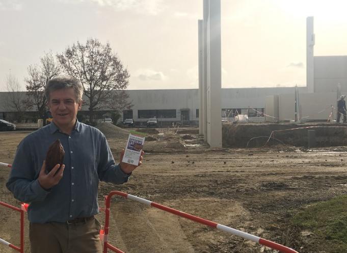 Rémi Roux, cofondateur d'Ethiquable, devant le chantier de la future chocolaterie.