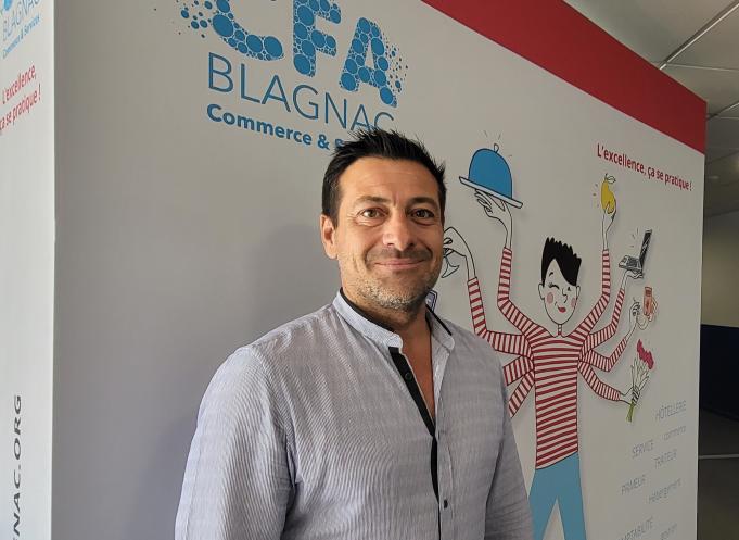 Thomas Fantini, co-président du CFA commerce et services de Blagnac (Haute-Garonne), organise un job dating au sein du campus, mercredi 10 juillet 2024. (Photo : Anthony Assémat - Entreprises Occitanie)