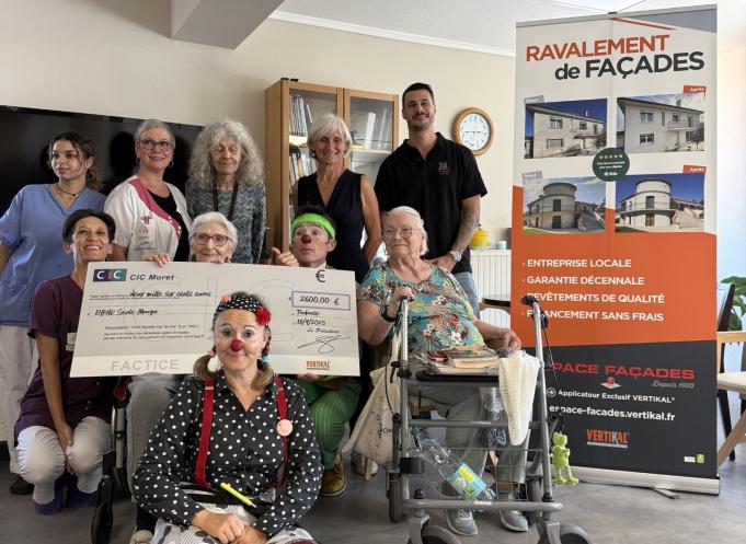 Remise officielle du chèque de 2 600 €. (Photo Espace Façades)