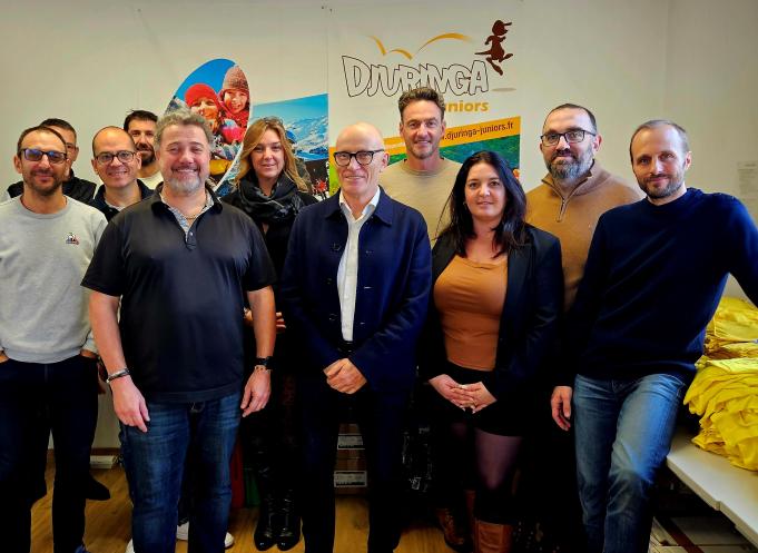 Au premier plan, à gauche, Damien Dechaud, directeur de Djuringa Juniors, et, à droite, Yves Verdié, président de Groupe Verdié Voyages, entourés des équipes des deux structures. (Photo Groupe Verdié Voyages) 