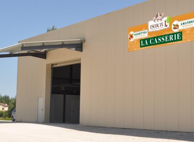 Penne-d’Agenais (Lot-et-Garonne), Escoute a inauguré sa casserie d’amandes, la seule en France intégrant à la fois le cassage et la transformation. Un outil industriel qui permet de structurer une filière locale de l’amande, portée par 30 producteurs et un investissement de 1,1 million d’euros, avec l’ambition de produire jusqu’à 300 tonnes d’amandons par an à l’horizon 2030. (Photo Escoute)