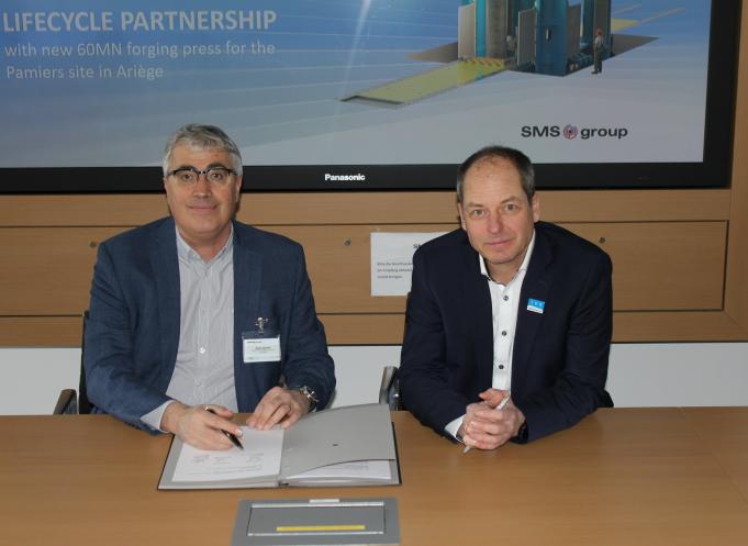 Bruno Durand (à gauche), président-directeur général d’Aubert & Duval, a signé auprès de l’entreprise allemande SMS Group l’acquisition d’une nouvelle presse à forger en Ariège. (Photo : Aubert & Duval)