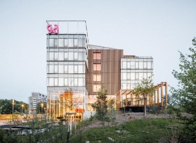 GA Smart Building s’appuie sur un modèle industriel unique en France, avec neuf usines réparties sur le territoire – dont trois dédiées au bois via Ossabois – pour concevoir et assembler des bâtiments durables, performants et bas carbone. (Photo GA Smart Building)