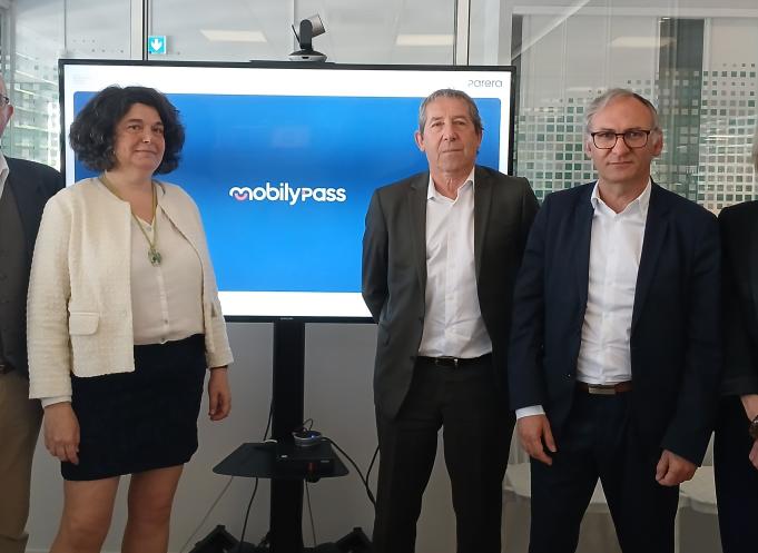 De gauche à droite : Eric et Nathalie Colmar, fondateurs de MobilyGreen, Jacques Cettolo, président du groupe Parera, François Mouchonnier, directeur administratif et financier et directeur général délégué du groupe Parera et Magali Diana, directrice des ressources humaine du groupe Parera. (Photo groupe Parera)